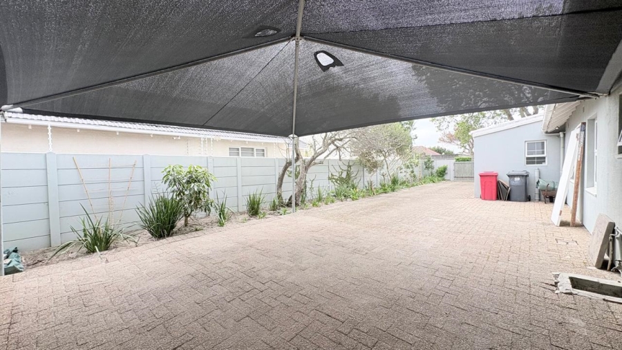 To Let 3 Bedroom Property for Rent in Meadowridge Western Cape
